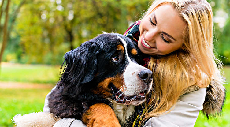 Tierhalter-Haftpflicht - Frau umarmt Hund