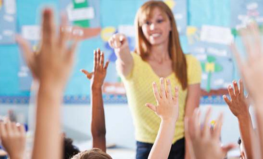 Berufshaftpflicht – Lehrerin steht vor der Schulklasse